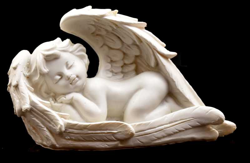 Andělíček ležící spící v křídlech 16 x 9 x 7 cm bílý polyresin