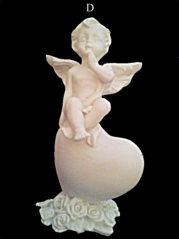 Andělíček sedící na srdci levá ruka u rtů 8,5 x 5 x 4 cm bílý polyresin