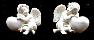 Andělíček se srdcem 7x5x4,5 cm soška anděla bílý polyresin