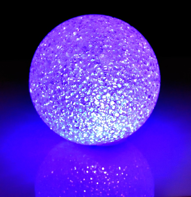 Barevná svítící LED koule 10 cm na baterie